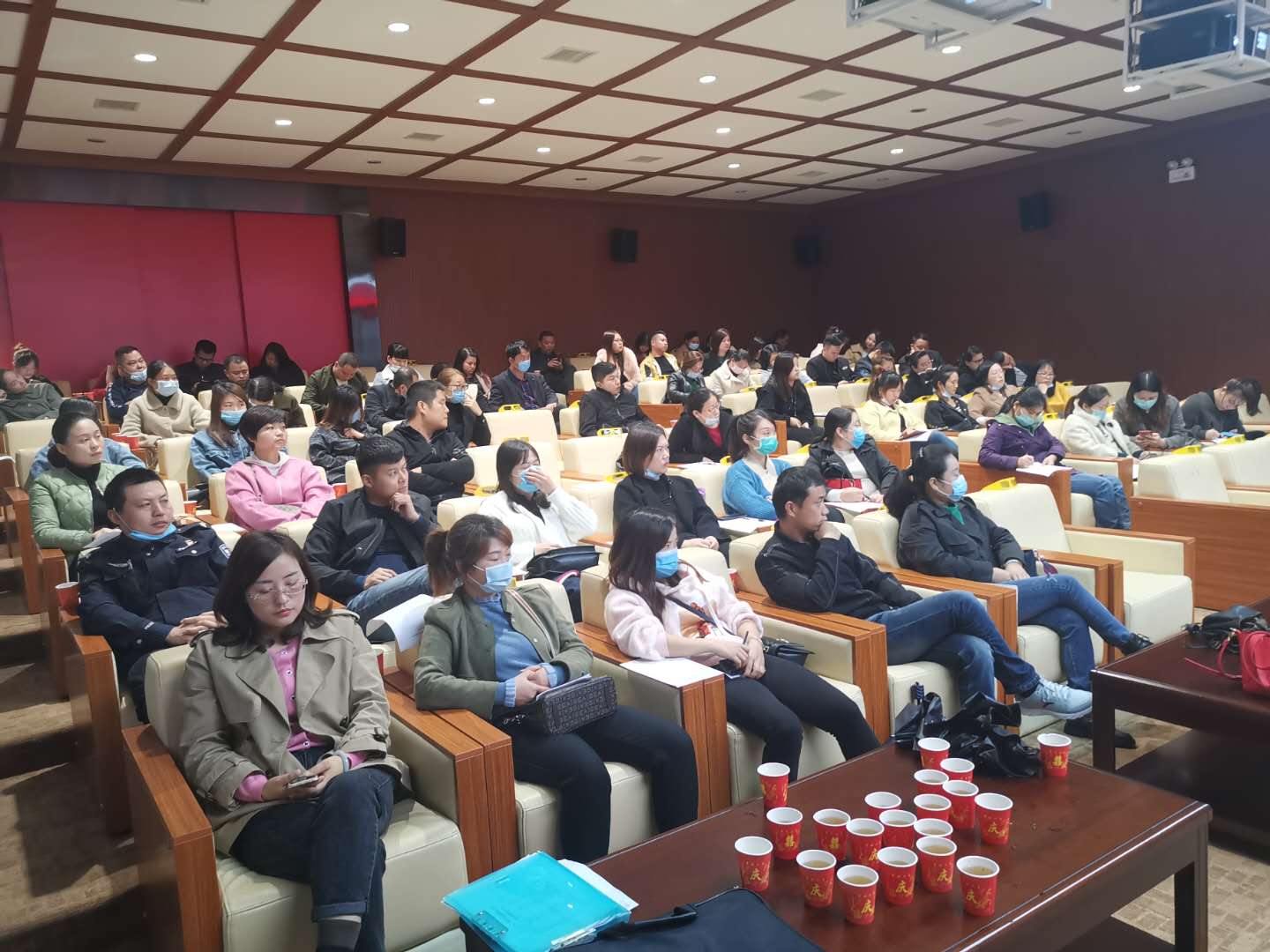 图三(学员们认真聆听).jpg 图三(学员们认真聆听).jpg
