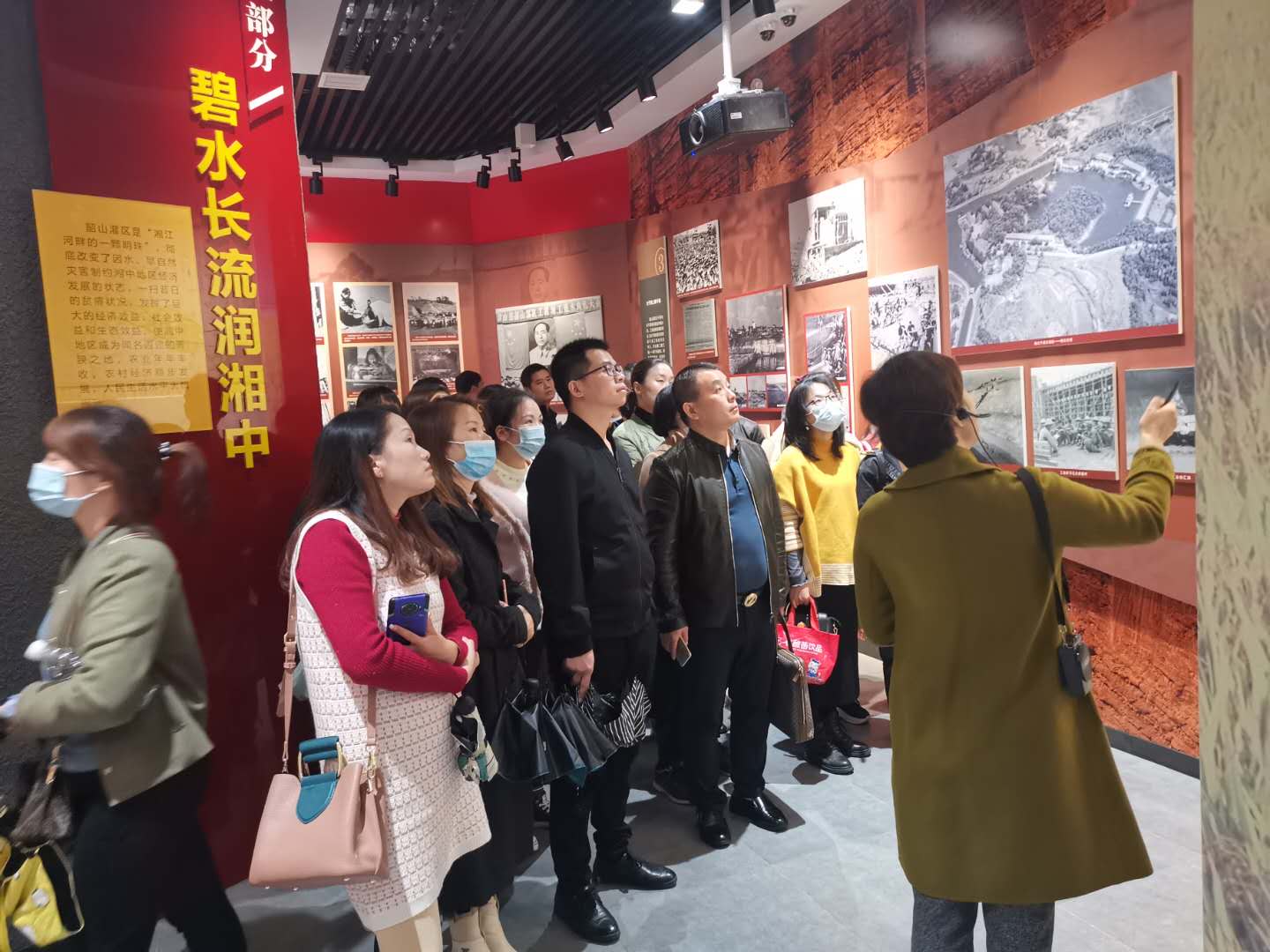 图五(全体师生参观灌区陈列馆).jpg 图五(全体师生参观灌区陈列馆).jpg